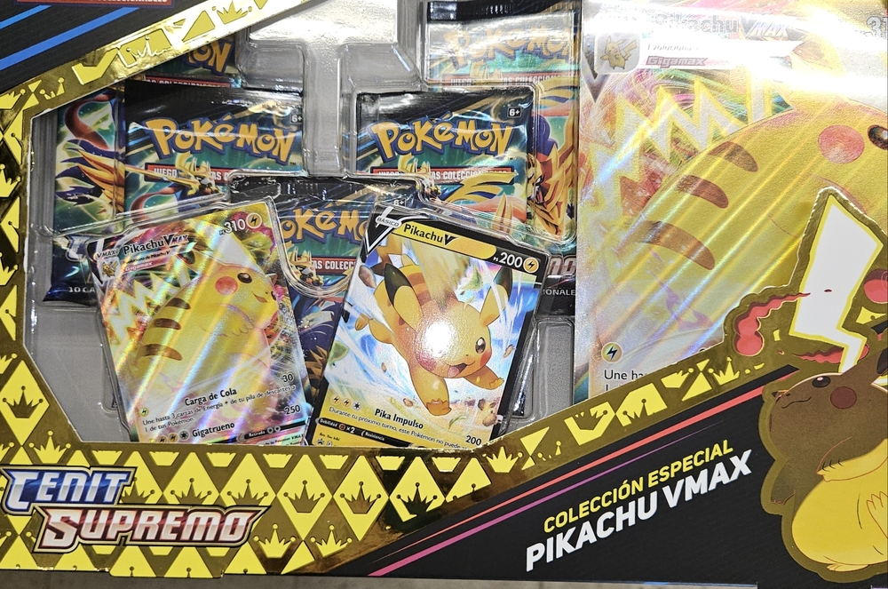 Pokémon TCG: Ultimate Zenith Pikachu VMAX Special Collection in Spanish
